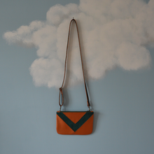 Charger l'image dans la galerie, DISPONIBLE SUR COMMANDE Pochette Victoire bronze et velours vert bouteille