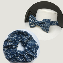 Charger l'image dans la galerie, Lot 1 chouchou + 1 noeud papillon • coton bleu marine à fleurs #1