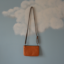 Charger l'image dans la galerie, DISPONIBLE SUR COMMANDE Pochette Victoire bronze et velours vert bouteille