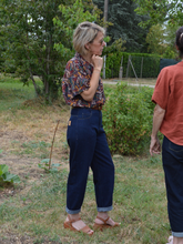 Charger l'image dans la galerie, Réalisé sur commande - Chemisette/blouse 100% fait main - twill de viscose éco-responsable certifiée Ecovero™ - iris sur fond bleu marine