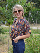 Charger l'image dans la galerie, Réalisé sur commande - Chemisette/blouse 100% fait main - twill de viscose éco-responsable certifiée Ecovero™ - iris sur fond bleu marine