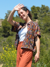 Charger l'image dans la galerie, Réalisé sur commande - Lot short+chemise 100% fait main - twill de viscose éco-responsable certifié Ecovero™ - iris sur fond bleu marine