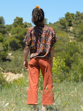 Charger l'image dans la galerie, Réalisé sur commande - Chemisette/blouse 100% fait main - twill de viscose éco-responsable certifiée Ecovero™ - iris sur fond bleu marine