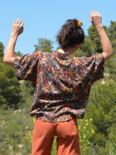 Charger l'image dans la galerie, Réalisé sur commande - Chemisette/blouse 100% fait main - twill de viscose éco-responsable certifiée Ecovero™ - iris sur fond bleu marine