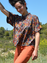 Charger l'image dans la galerie, Réalisé sur commande - Lot short+chemise 100% fait main - twill de viscose éco-responsable certifié Ecovero™ - iris sur fond bleu marine