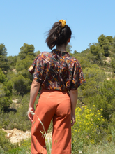 Charger l'image dans la galerie, Réalisé sur commande - Chemisette/blouse 100% fait main - twill de viscose éco-responsable certifiée Ecovero™ - iris sur fond bleu marine