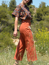 Charger l'image dans la galerie, Réalisé sur commande - Lot short+chemise 100% fait main - twill de viscose éco-responsable certifié Ecovero™ - iris sur fond bleu marine