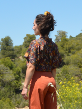 Charger l'image dans la galerie, Réalisé sur commande - Chemisette/blouse 100% fait main - twill de viscose éco-responsable certifiée Ecovero™ - iris sur fond bleu marine