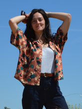 Charger l'image dans la galerie, Réalisé sur commande - Chemisette/blouse 100% fait main - viscose éco-responsable certifiée Ecovero™ - coloris terracotta à fleurs