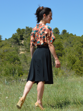 Charger l'image dans la galerie, Réalisé sur commande - Chemisette/blouse 100% fait main - viscose éco-responsable certifiée Ecovero™ - coloris terracotta à fleurs