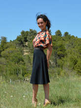 Charger l'image dans la galerie, Réalisé sur commande - Chemisette/blouse 100% fait main - viscose éco-responsable certifiée Ecovero™ - coloris terracotta à fleurs