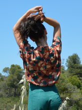 Charger l'image dans la galerie, Réalisé sur commande - Chemisette/blouse 100% fait main - viscose éco-responsable certifiée Ecovero™ - coloris terracotta à fleurs