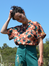 Charger l'image dans la galerie, Réalisé sur commande - Chemisette/blouse 100% fait main - viscose éco-responsable certifiée Ecovero™ - coloris terracotta à fleurs