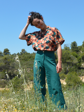 Charger l'image dans la galerie, Réalisé sur commande - Chemisette/blouse 100% fait main - viscose éco-responsable certifiée Ecovero™ - coloris terracotta à fleurs