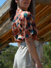 Charger l'image dans la galerie, Réalisé sur commande - Chemisette/blouse 100% fait main - viscose éco-responsable certifiée Ecovero™ - coloris terracotta à fleurs