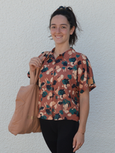 Charger l'image dans la galerie, Réalisé sur commande - Chemisette/blouse 100% fait main - viscose éco-responsable certifiée Ecovero™ - coloris terracotta à fleurs