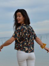 Charger l'image dans la galerie, Réalisé sur commande - Chemisette/blouse 100% fait main - viscose éco-responsable certifiée Ecovero™ - coloris bleu nuit à fleurs