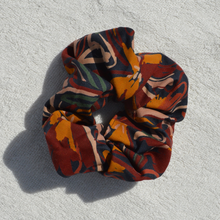 Charger l'image dans la galerie, EN STOCK Chouchou adulte en twill de viscose Ecovero (iris jaunes et bordeaux sur fond bleu marine)