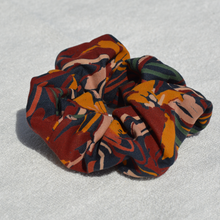 Charger l'image dans la galerie, EN STOCK Chouchou adulte en twill de viscose Ecovero (iris jaunes et bordeaux sur fond bleu marine)