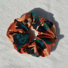 Charger l'image dans la galerie, EN STOCK Chouchou adulte en viscose Ecovero (fleurs beiges et vertes sur fond terracotta)