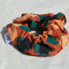 Charger l'image dans la galerie, EN STOCK Chouchou adulte en viscose Ecovero (fleurs beiges et vertes sur fond terracotta)