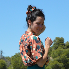 Charger l'image dans la galerie, EN STOCK Chouchou adulte en viscose Ecovero (fleurs beiges et vertes sur fond terracotta)