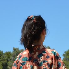 Charger l'image dans la galerie, EN STOCK Chouchou adulte en viscose Ecovero (fleurs beiges et vertes sur fond terracotta)