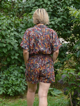 Charger l'image dans la galerie, Réalisé sur commande - Lot short+chemise 100% fait main - twill de viscose éco-responsable certifié Ecovero™ - iris sur fond bleu marine