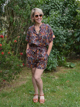 Charger l'image dans la galerie, Réalisé sur commande - Lot short+chemise 100% fait main - twill de viscose éco-responsable certifié Ecovero™ - iris sur fond bleu marine