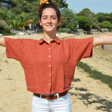 Charger l'image dans la galerie, Commande spéciale réalisée en modèle unique - Chemisette /blouse en lin lavé - coloris terracotta