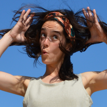 Charger l'image dans la galerie, EN STOCK Headband ajustable en viscose Ecovero (fleurs beiges et vertes sur fond terracotta)