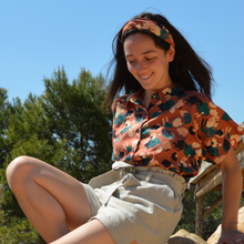 Charger l'image dans la galerie, EN STOCK Headband ajustable en viscose Ecovero (fleurs beiges et vertes sur fond terracotta)