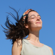 Charger l'image dans la galerie, EN STOCK Headband ajustable en viscose Ecovero (fleurs beiges et vertes sur fond terracotta)