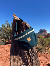 Charger l'image dans la galerie, Sac banane XXL - gabardine de coton vert forêt / zip double curseur blanc et doré