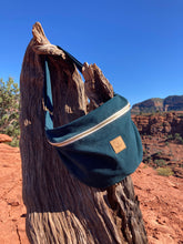 Charger l'image dans la galerie, Sac banane XXL - gabardine de coton vert forêt / zip double curseur blanc et doré