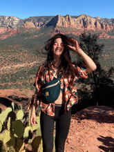 Charger l'image dans la galerie, Sac banane XXL - gabardine de coton vert forêt / zip double curseur blanc et doré