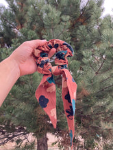 Charger l'image dans la galerie, EN STOCK Chouchou adulte en viscose Ecovero (fleurs beiges et vertes sur fond terracotta)