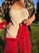 Charger l'image dans la galerie, Commande spéciale en modèle unique - pantalon évasé taille haute ultra galbant - velours côtelé rouge et doublure polaire