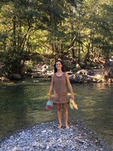 Charger l'image dans la galerie, Commande spéciale en modèle unique - Work dress multifonction en velours milleraies marron - poches frontales et poches cachées