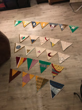 Charger l'image dans la galerie, Commande spéciale en modèle unique - guirlande à fanions personnalisée - chutes de tissu 100% récup