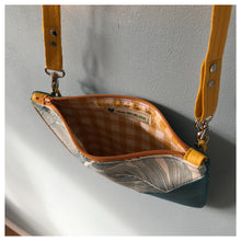 Charger l'image dans la galerie, Pochette Melito jaune moutarde à palmes bleu canard #2