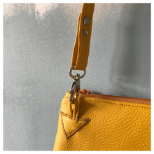 Charger l'image dans la galerie, Pochette Melito en velours à palmes d'or