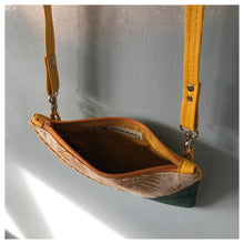 Charger l'image dans la galerie, Pochette Melito en velours à palmes d'or