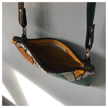 Charger l'image dans la galerie, Pochette Melito en velours à feuillage exotique