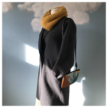 Charger l'image dans la galerie, Pochette Melito en velours à feuillage exotique