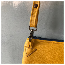 Charger l'image dans la galerie, Pochette Melito à motif exotique jaune moutarde et bleu canard