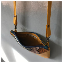 Charger l'image dans la galerie, Pochette Melito à motif exotique jaune moutarde et bleu canard