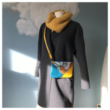 Charger l'image dans la galerie, Pochette Melito à motif exotique jaune moutarde et bleu canard