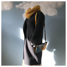 Charger l'image dans la galerie, Pochette Melito à motif exotique jaune moutarde et bleu canard