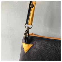 Charger l'image dans la galerie, Pochette Melito à motif exotique jaune moutarde et bleu marine